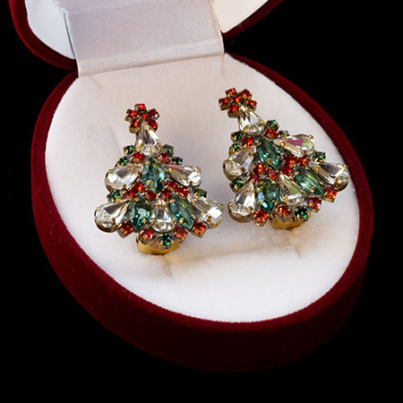 The magnificent star-topped Christmas tree clip-on earrings