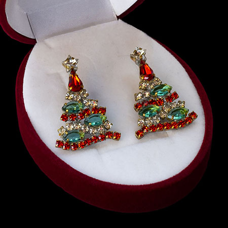 Delicate Christmas tree stud earrings with rhinestones.